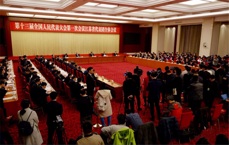肖伟代表在审议政府工作报告时作交流发言：创新动能，勇开新局，推进新时代国药高质量发展